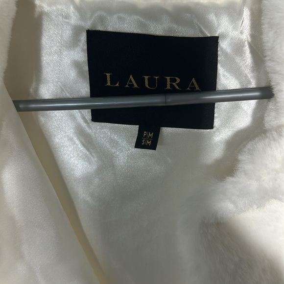 Laura  cape - Picture 4 of 5